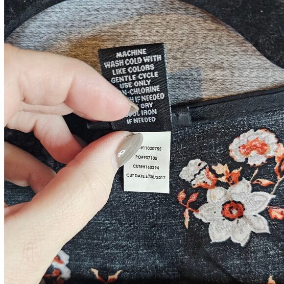 Torrid Womens Floral Print Cross Front Bell Sleeve Challis Blouse Sz 1 Black - Picture 5 of 7